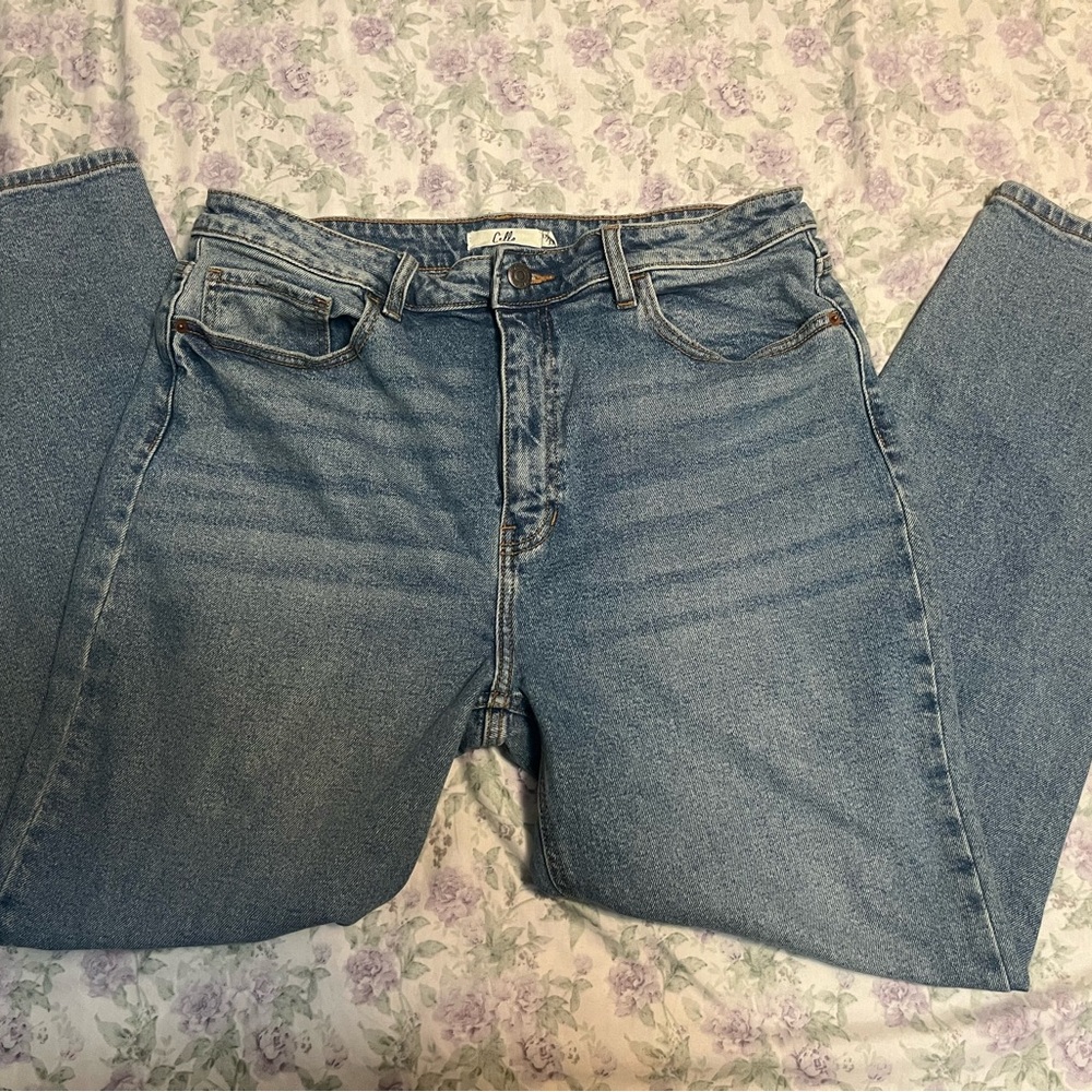 High-waisted straight-leg blue denim jeans